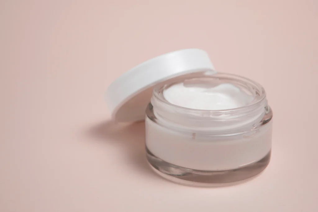 Tarro con crema hidratante facial