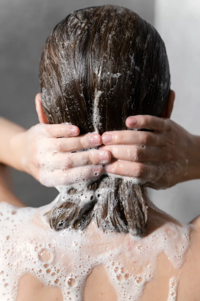 mujer aplicando tratamiento anticaída en el cabello por caída de pelo en la mujer