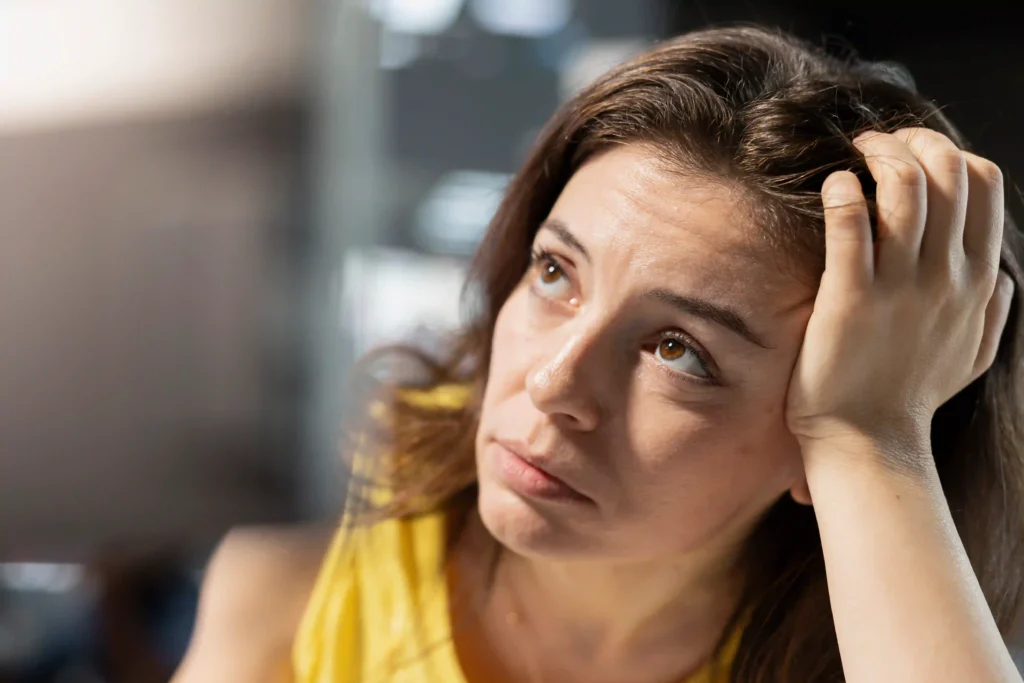 mujer preocupada trabajando por estrés relacionado con caída de pelo mujer