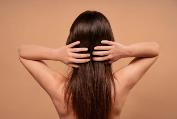 Mujer tocando su cabello sano y brillante
