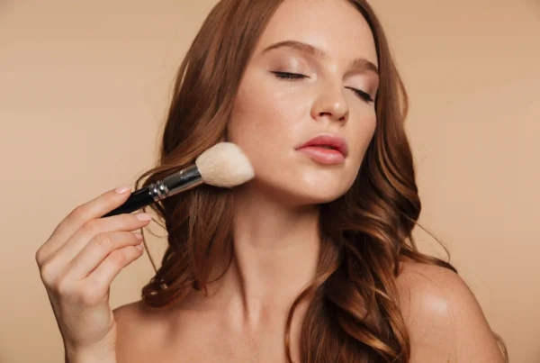 mujer aplicando maquillaje básico natural para rutina diaria