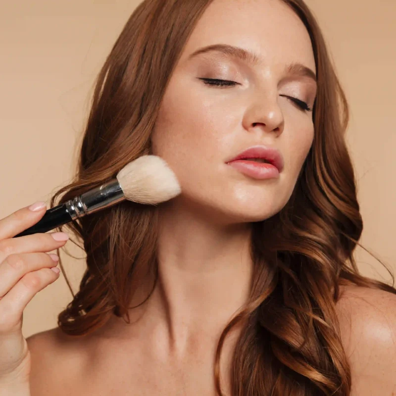 mujer aplicando maquillaje básico natural para rutina diaria