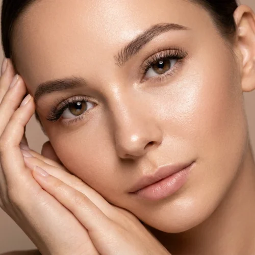 Extensiones de pestañas naturales en primer plano con acabado limpio y mirada definida