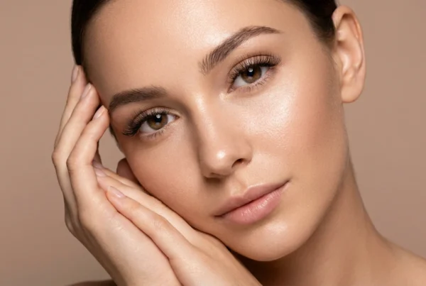 Extensiones de pestañas naturales en primer plano con acabado limpio y mirada definida