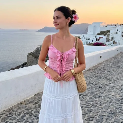 outfits de vacaciones para mujer con looks de playa, ciudad, excursión y cena, ideales para viajar ligera y con estilo.