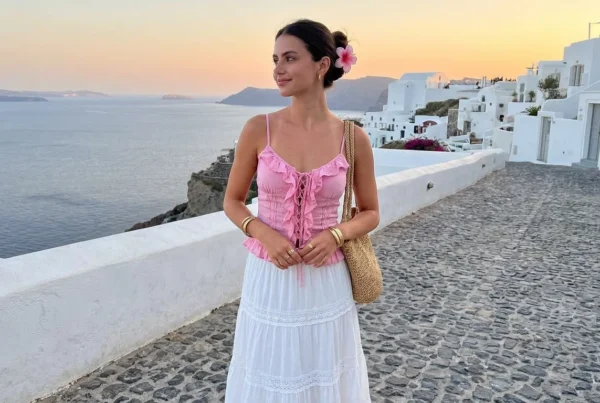 outfits de vacaciones para mujer con looks de playa, ciudad, excursión y cena, ideales para viajar ligera y con estilo.