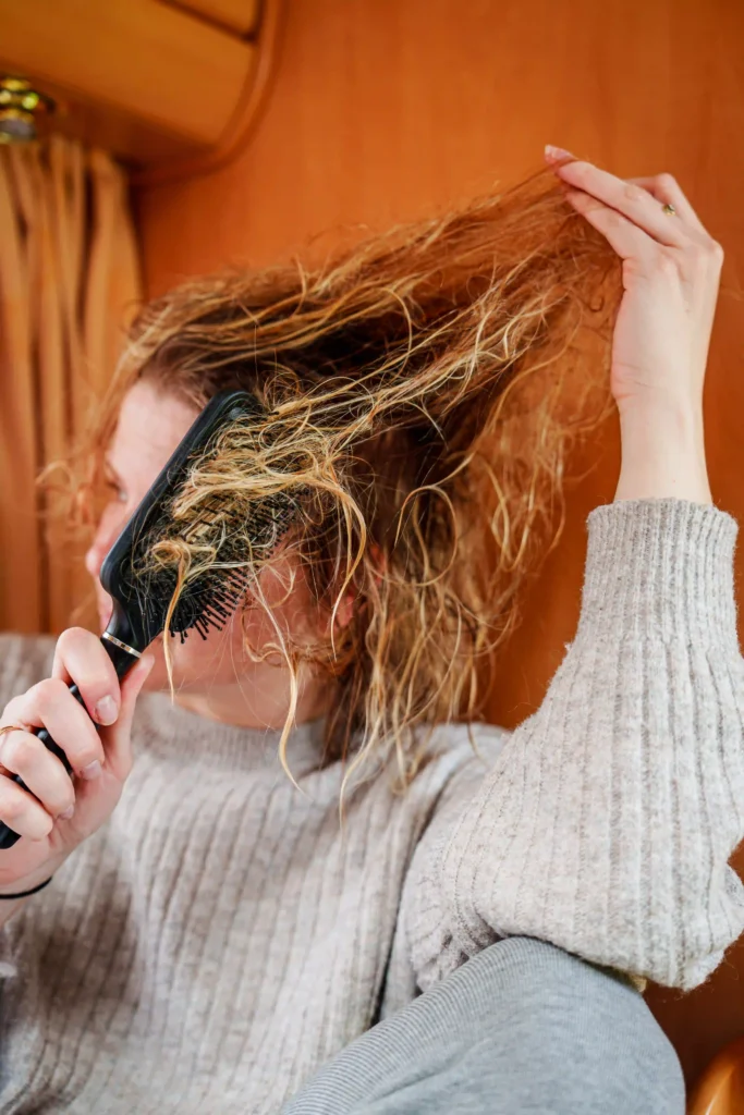 Cabello mojado y maltratado en mujer joven