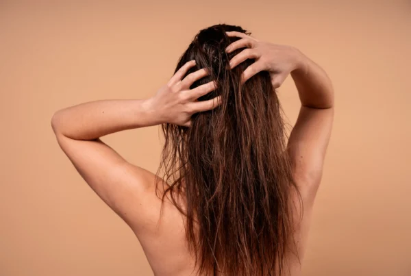 Frizz en el pelo: causas, soluciones y rutina anti-frizz fácil
