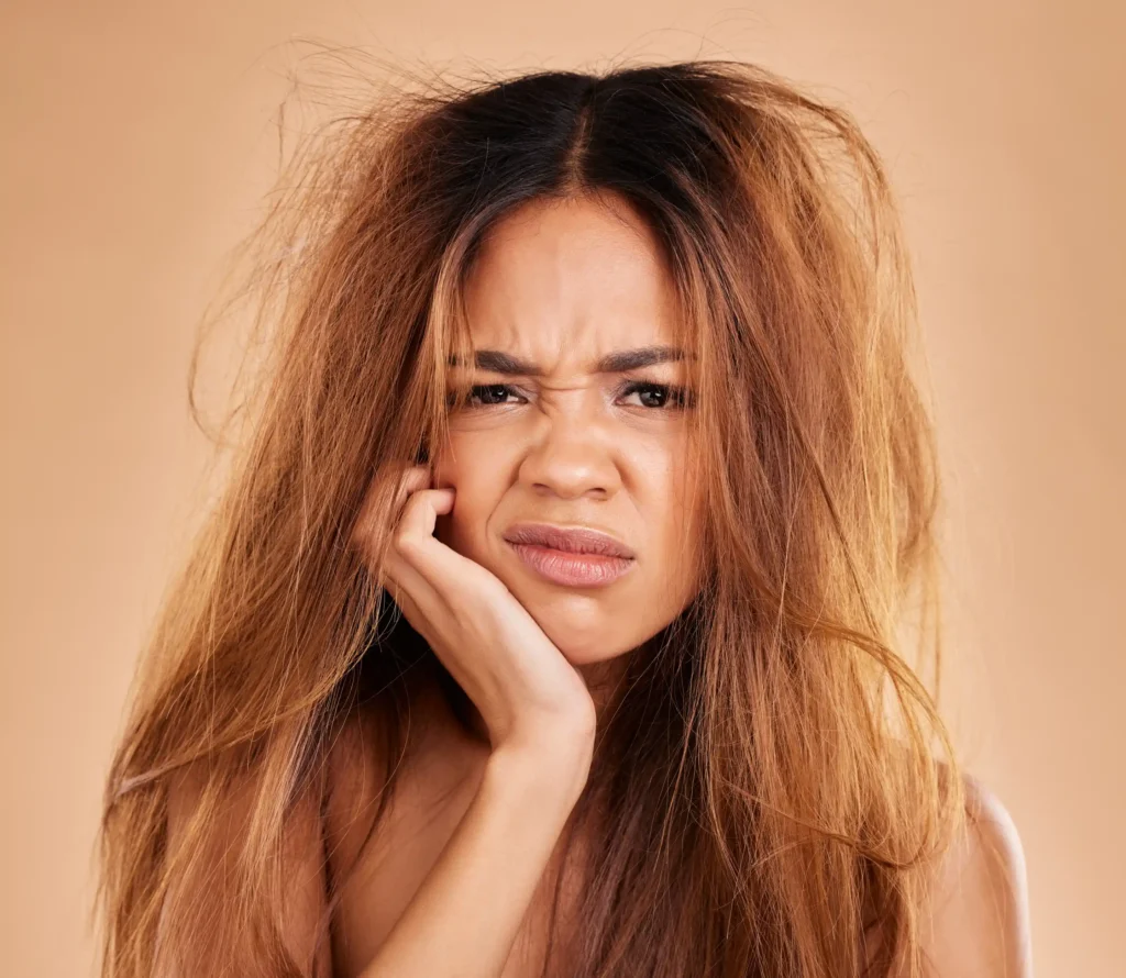Mujer joven con cabello con frizz
