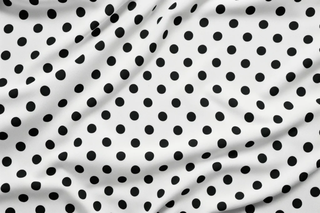 Tela blanca con lunares negros, patrón polka dots clásico para la tendencia de moda 2026