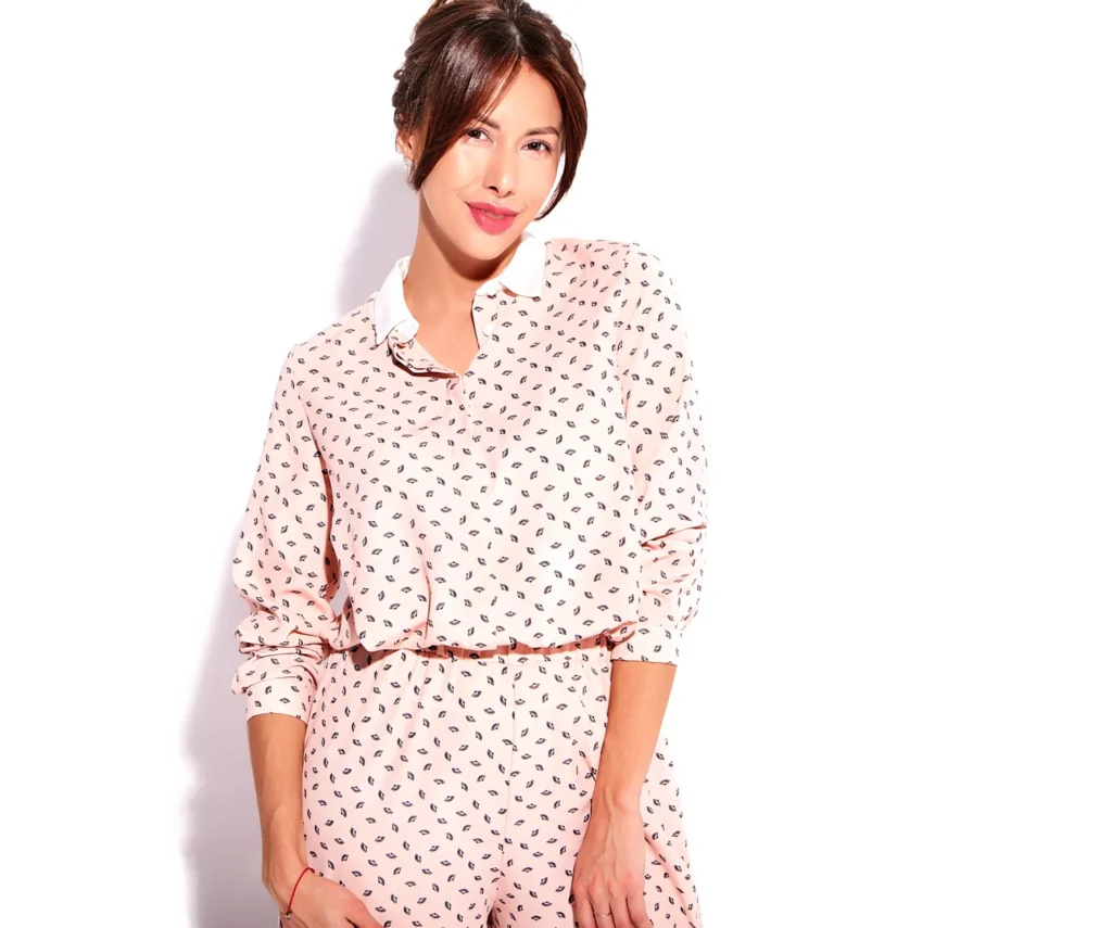 Vestido rosa claro con micro lunares, ejemplo de estampado discreto para looks formales