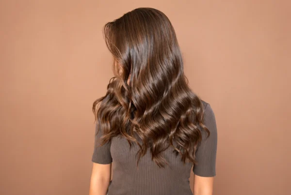 Mujer de espaldas con Color de pelo avellana ondulado y brillante