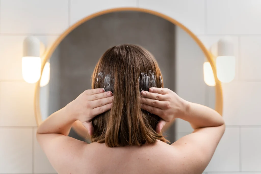 Aplicación de una mascarilla hidratante de medios a puntas