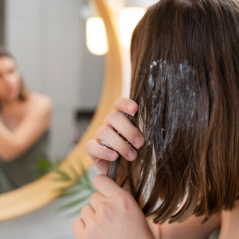 Mujer con el cabello suave y brillante después de una rutina de hidratación