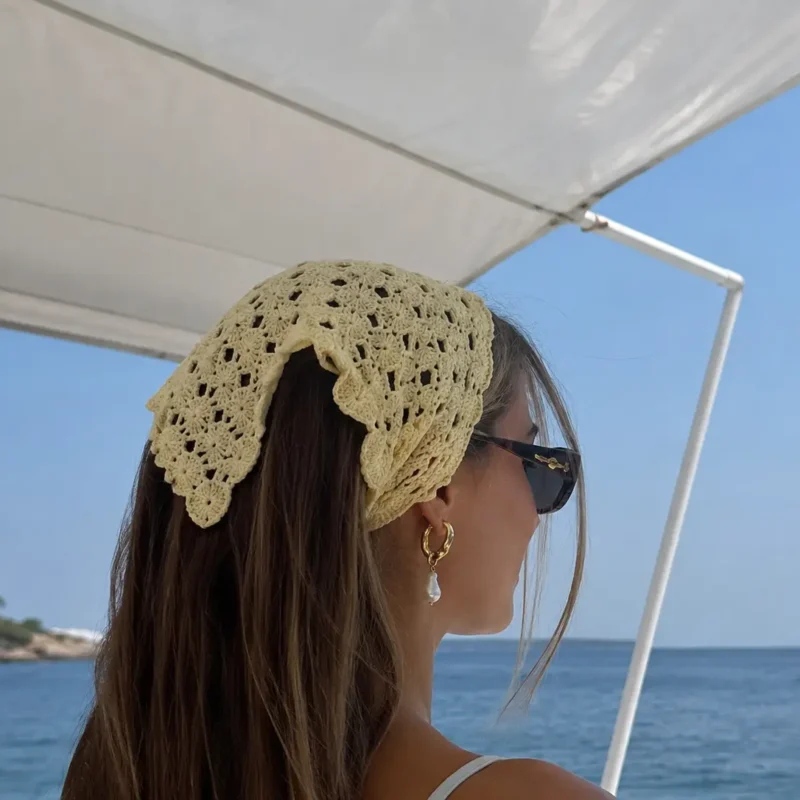 peinados en tendencia verano 2026 accesorio amarillo