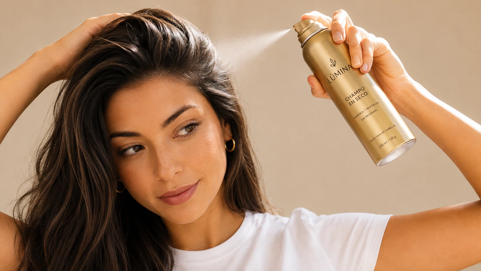 Mujer aplicando champú en seco en las raíces del cabello