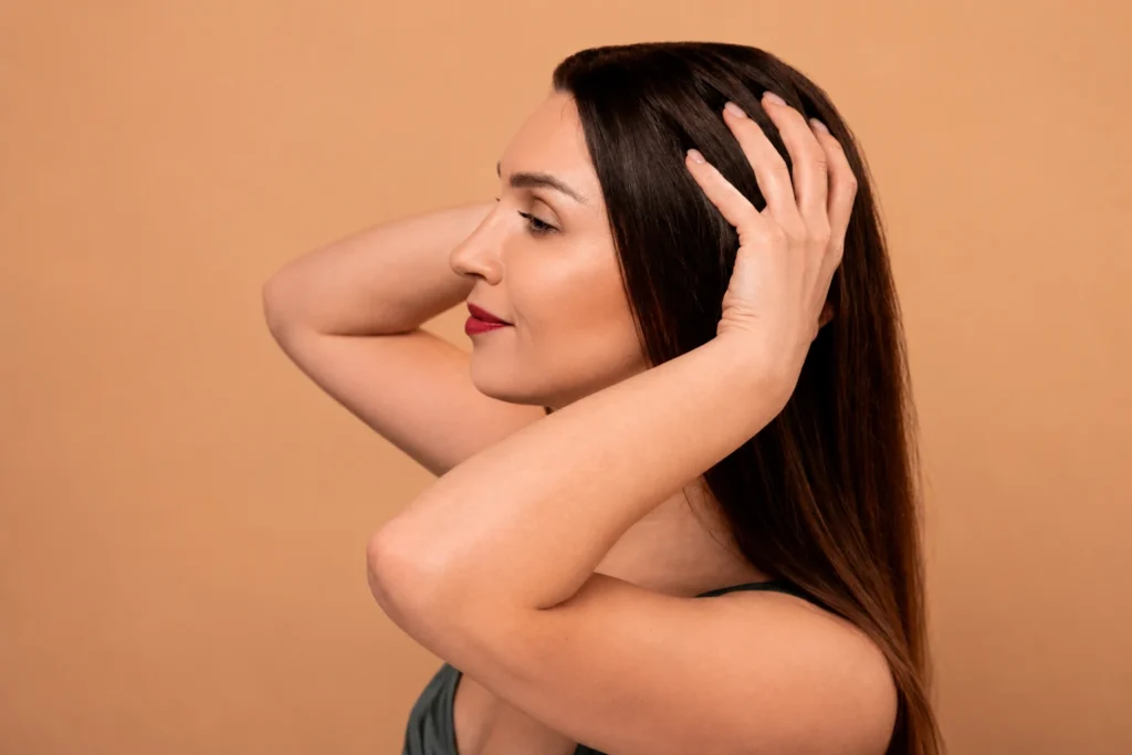 Mujer masajeando el cuero cabelludo para favorecer el crecimiento pelo