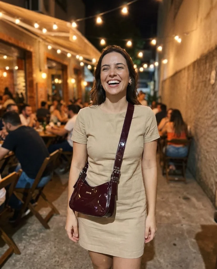 Bandolera mini de charol burdeos como accesorio de noche con vestido corto