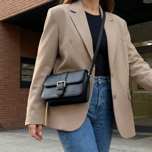 Bandolera clásica con solapa combinada con blazer y jeans para la oficina