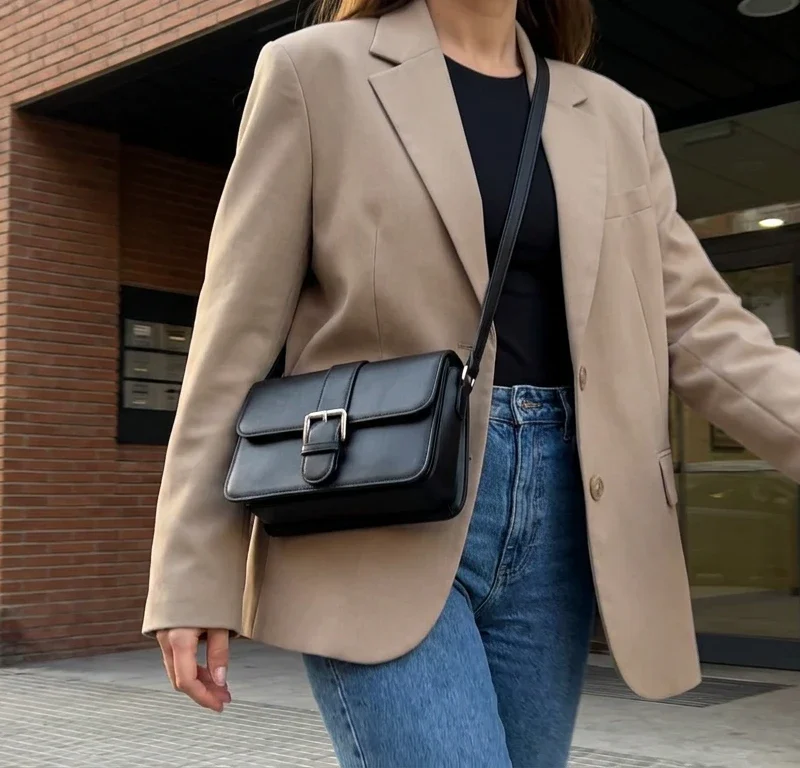 Bandolera clásica con solapa combinada con blazer y jeans para la oficina