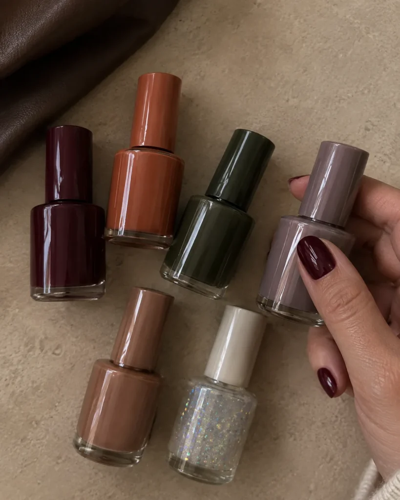 Paleta de seis esmaltes para otoño 2026: burdeos, terracota, verde oliva, malva, nude caramelo y topper holográfico