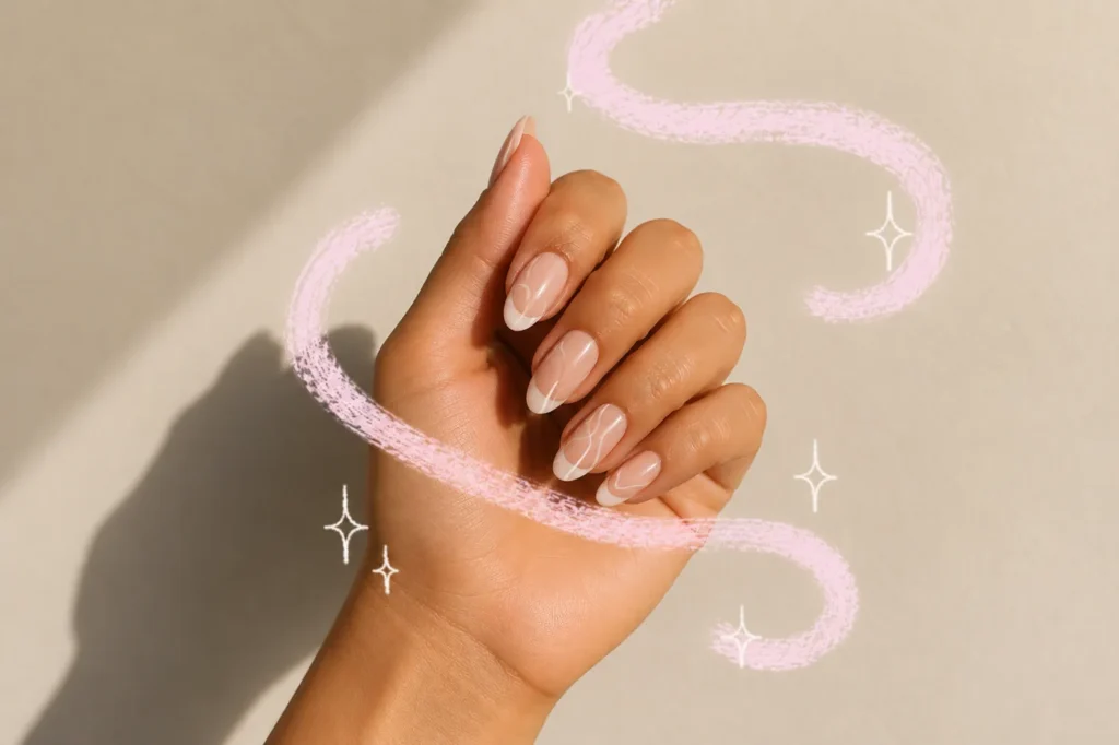 Uñas semipermanentes con diseño nude y detalles blancos sobre fondo neutral