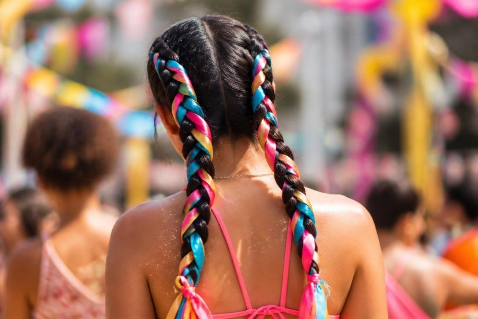 Trenzas con cintas de colores para carnaval